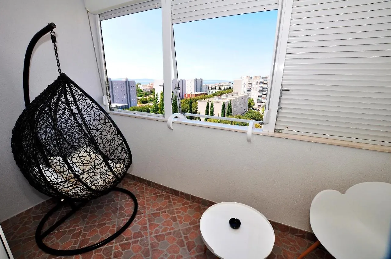 Apartment Nesh Split